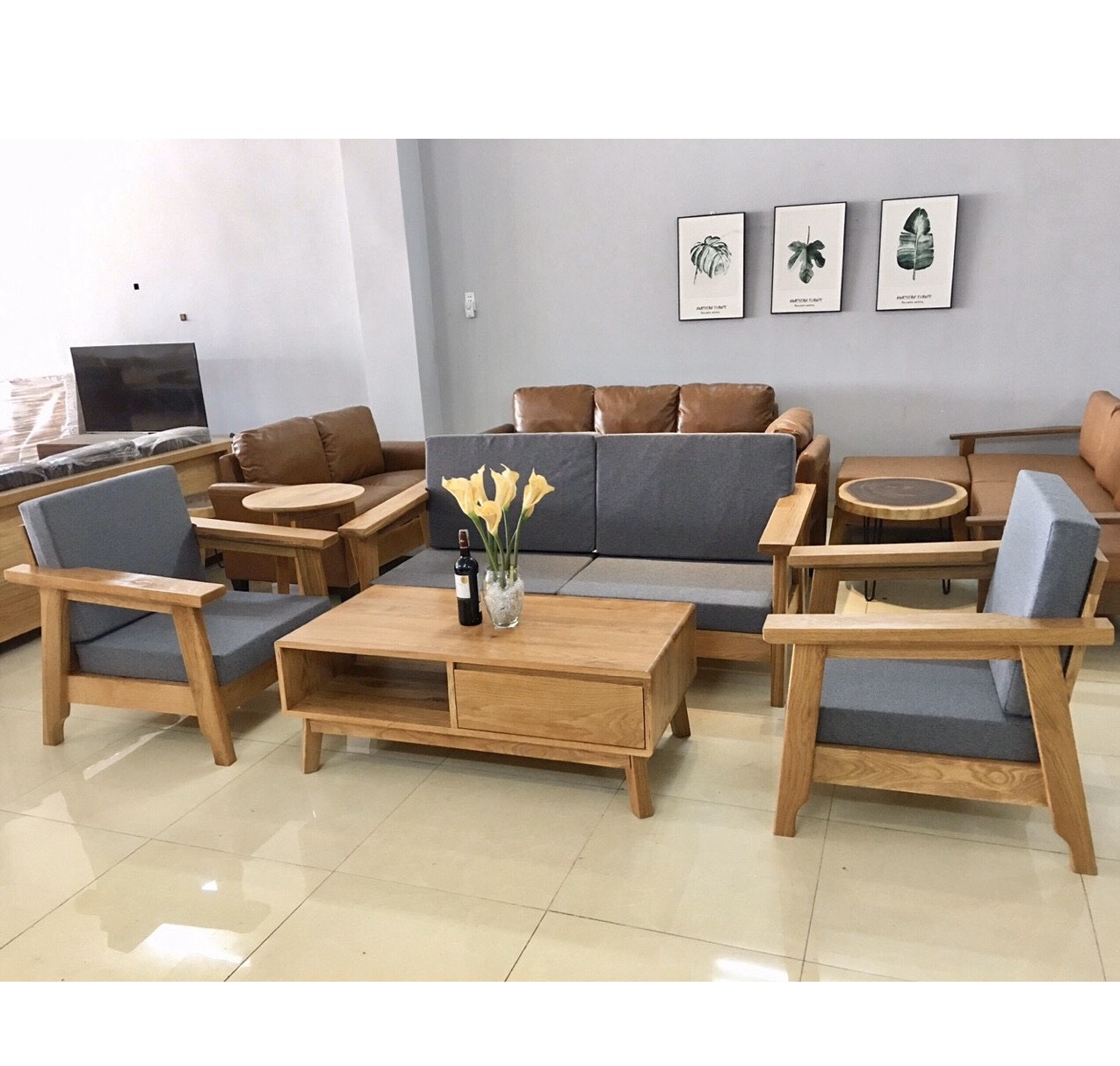 Bộ bàn ghế phòng khách gỗ sồi Mỹ là sản phẩm cao cấp và đẳng cấp của nội thất phòng khách. Sản phẩm được làm từ gỗ sồi Mỹ chất lượng cao, đảm bảo tính bền vững và mẫu mã sang trọng, tạo nên không gian sống hiện đại và đầy phong cách. Hãy xem hình ảnh liên quan để cảm nhận sự tinh tế của bộ bàn ghế phòng khách này.
