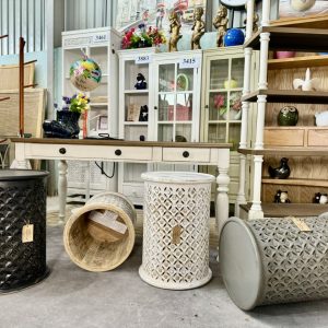 Bàn đôn lớn đặt cạnh sofa, có sẵn 3 màu